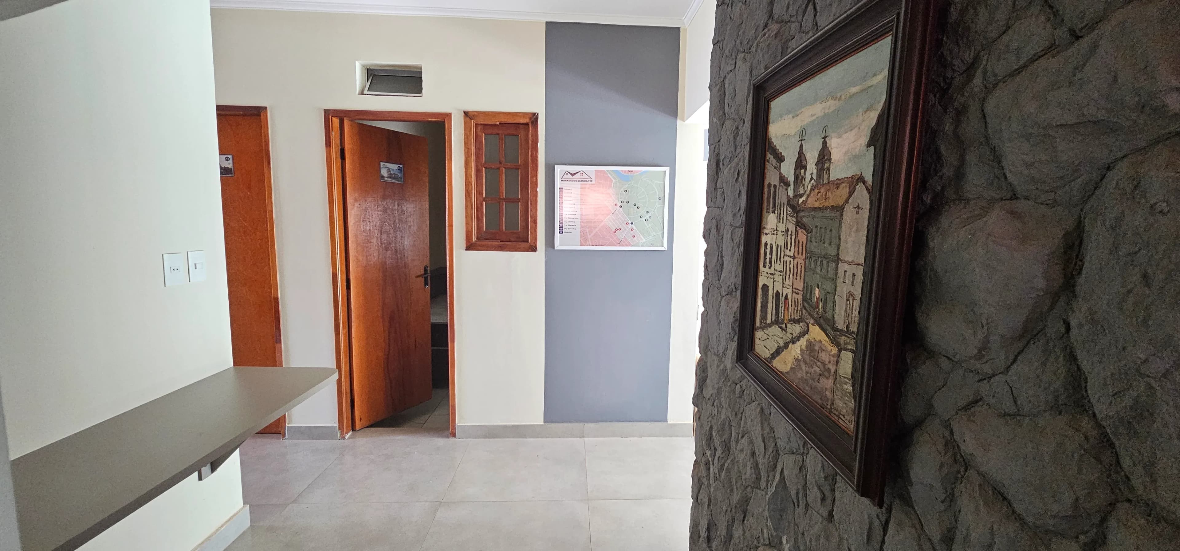 Corredor interno com bancada e parede de pedra